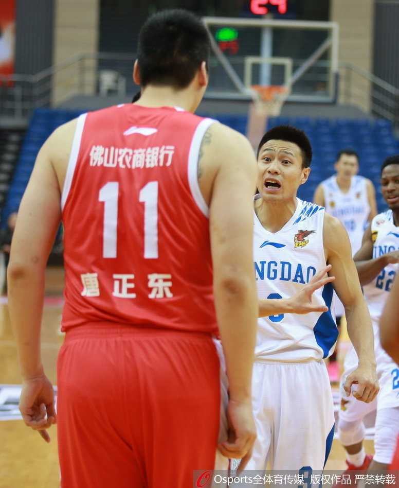 比赛结束瞬间，佛山队外援布朗情绪激动地冲向记录台，他伸手指向裁判，脸上的表情写满了愤怒与不甘，队友和工作人员试图将他拦住。