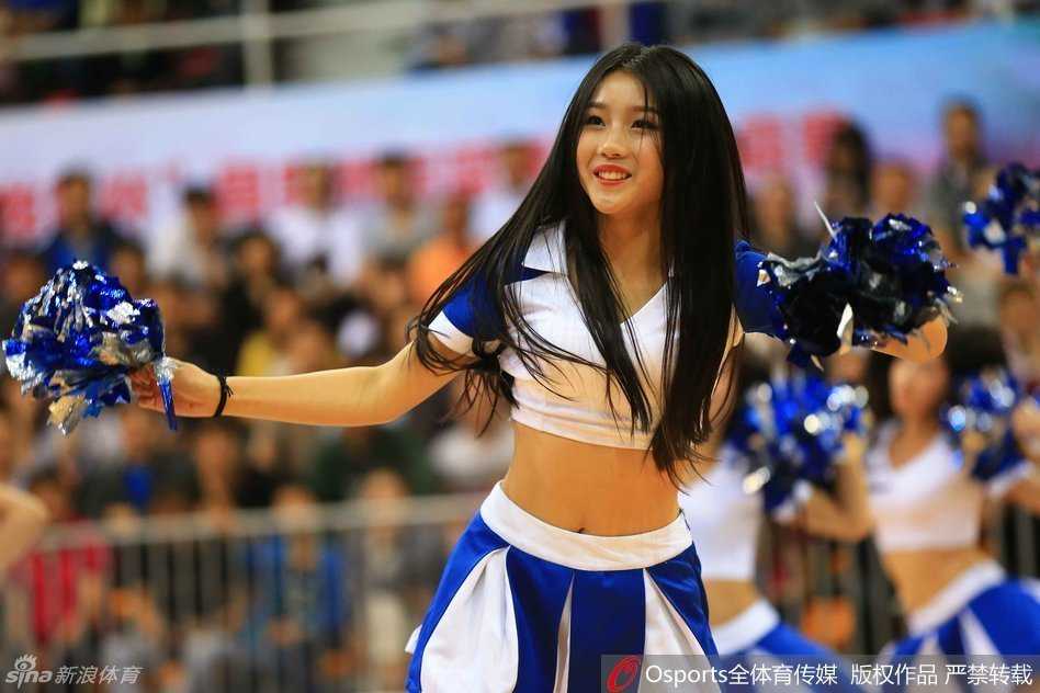 即使汗水浸湿了衣衫，篮球宝贝脸上依然洋溢着灿烂的微笑，敬业精神令人动容