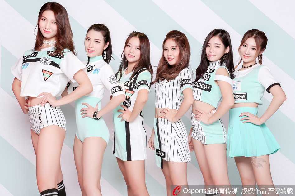 两位队员背靠背形成灵动组合，青粉色的裙摆在旋转中绽放，像两颗跳跃的糖果在舞台上演绎着属于她们的青春圆舞曲。