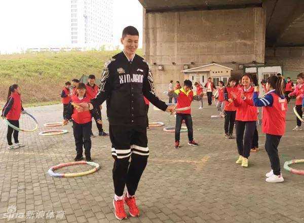 西热力江开心地跳着绳，动作轻盈灵活，仿佛一位邻家大男孩，全身心投入到公益活动的快乐氛围中。