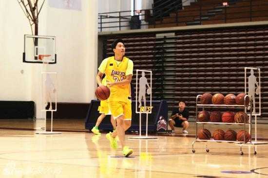 刘翔身披湖人队标志性的24号金色战袍，眼神专注，仿佛科比附体一般，在洛杉矶的阳光下准备大展身手。