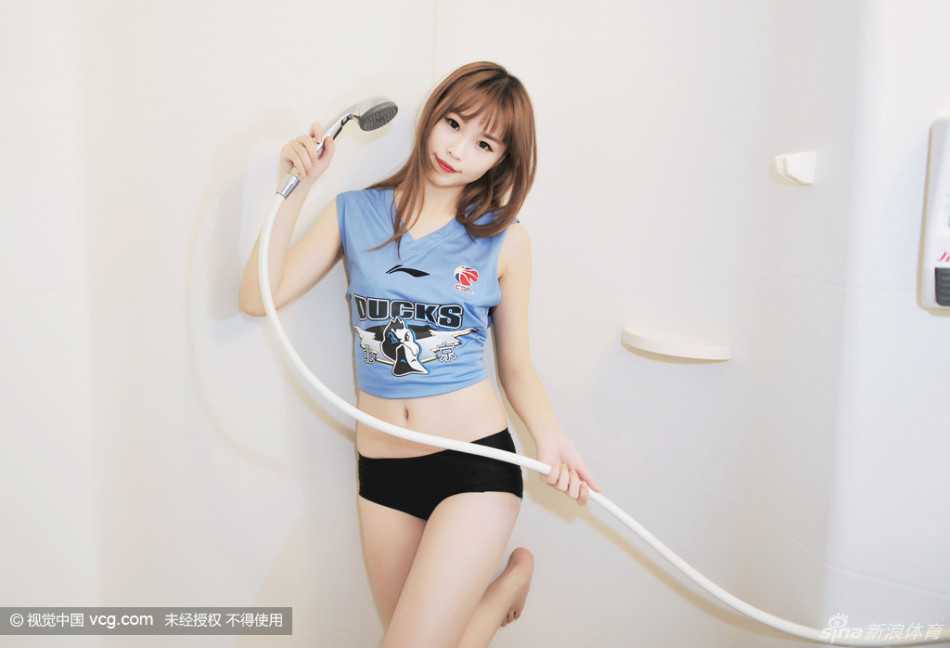 镜头拉近，宝贝轻轻拨弄着湿漉漉的发丝，水珠顺着脖颈滑落，在锁骨处稍作停留。她身姿挺拔，一双美腿在浴缸边缘交叠，画面充满健康的性感与活力，仿佛在用青春的朝气驱散赛场的阴霾。