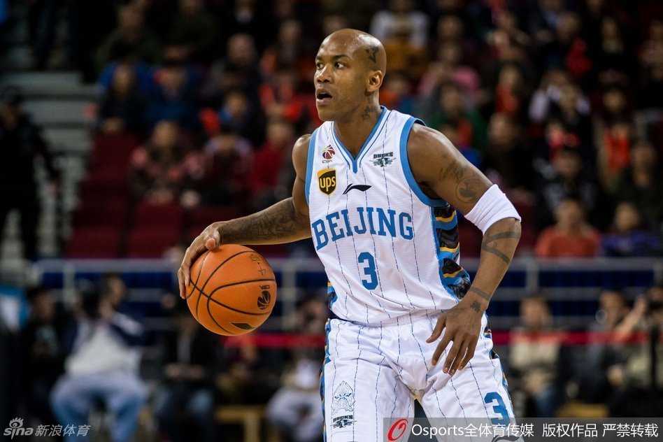 调皮的霹雳鸭在暂停期间手舞足蹈，努力逗乐现场神情紧绷的球迷。