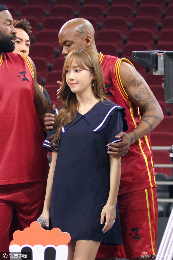 郑秀妍被马布里的幽默逗得开怀大笑，娇小的身躯笑到前仰后合