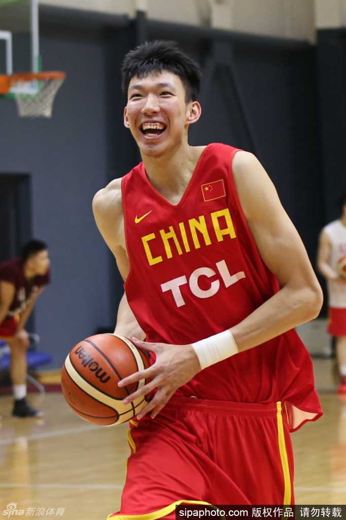 邹雨宸在内线奋力跃起，青春的激情与力量在这一刻迸发，仿佛要将头顶的篮球狠狠砸进篮筐