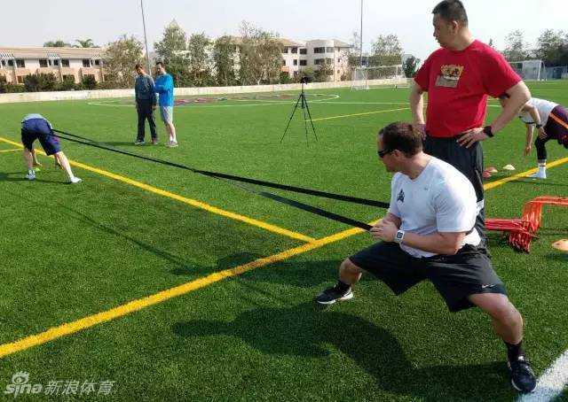 有伤在身的球员在跑步机上进行着倒走康复训练，他们不愿因伤掉队，用另一种方式与队友们并肩作战。