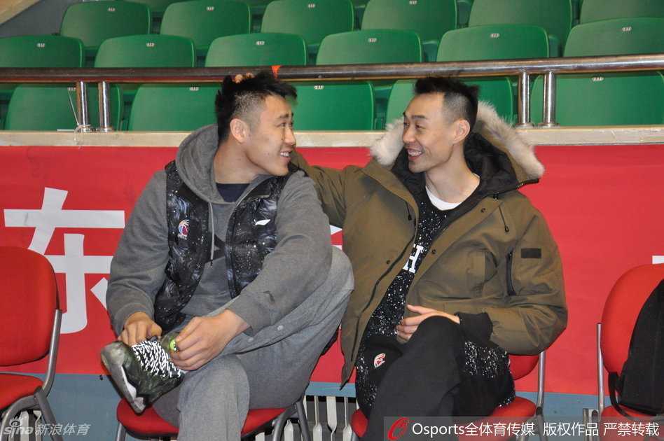 四川队球员孟达结束训练后，在场边与山东队的贾诚握手叙旧，两人表情轻松，聊起了过往一起奋战的时光。