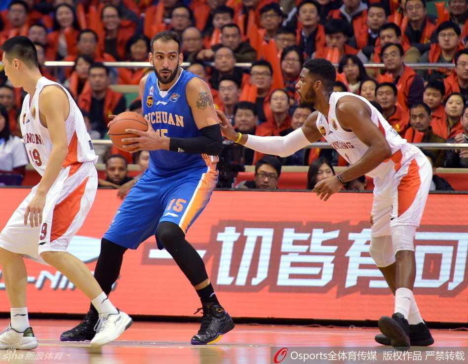 哈达迪犹如内线定海神针，只见他沉肩发力，用宽厚的背部顶开防守，娴熟地转身完成勾手投篮，这次背身单打让山东防守者无可奈何。