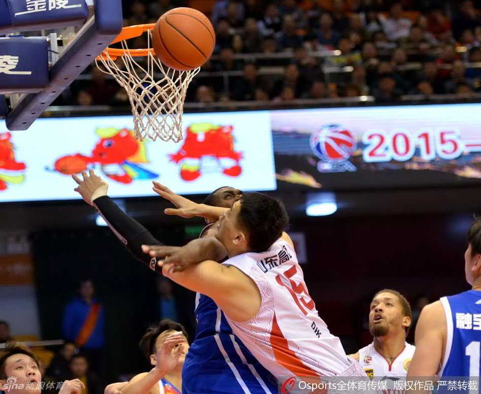 陶汉林面对两人包夹强硬上篮，肌肉碰撞的火花四溅
