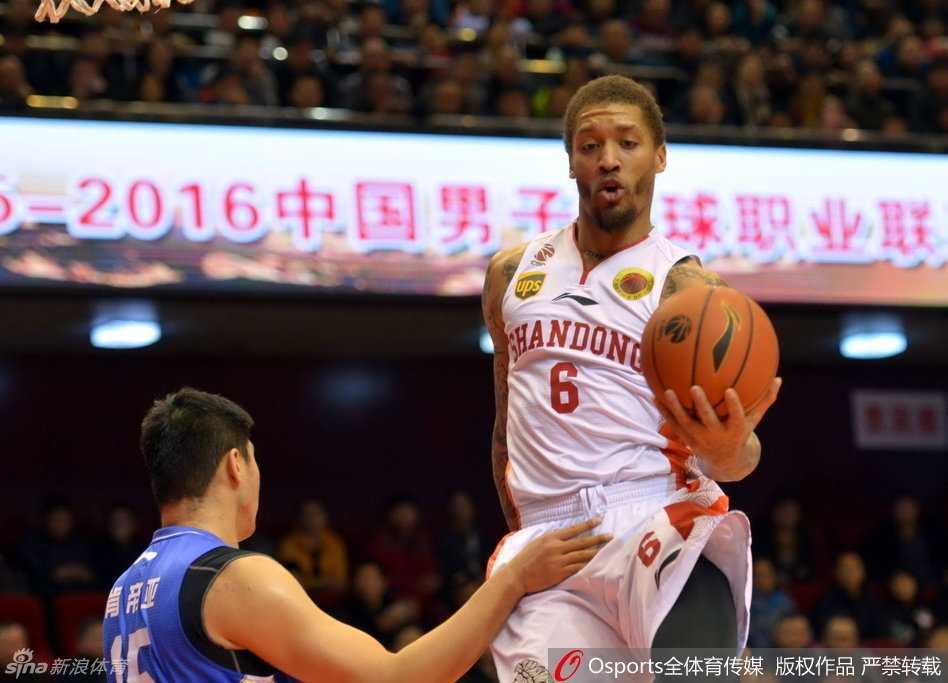 奥登大帝镇守篮下，长臂遮天蔽日，像一座无法逾越的山峰，让山东队的突破手们感受到了绝望的压迫感。