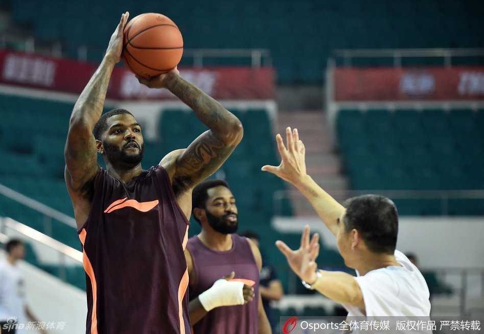 训练场上，约什史密斯目光如炬，凝视着远处的篮筐，仿佛在思考如何在CBA赛场重新证明自己。