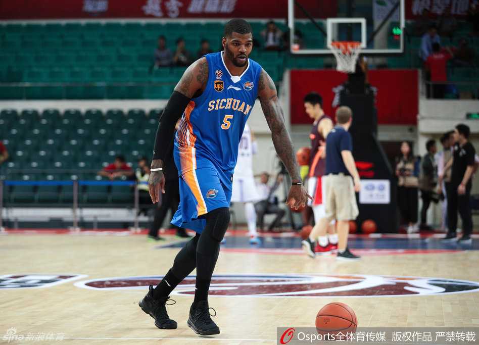 约什·史密斯在外线自信出手，篮球划出优美弧线，赛前投射练习手感颇佳。