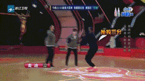 比赛结束，明星队员们激动地拥抱在一起，庆祝这场来之不易的胜利，脸上洋溢着圆梦的喜悦。