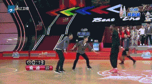 易建联毫无预兆地送出一记大帽，将吴尊的扣篮狠狠扇飞，吴尊坐在地上，表情既委屈又不可置信。