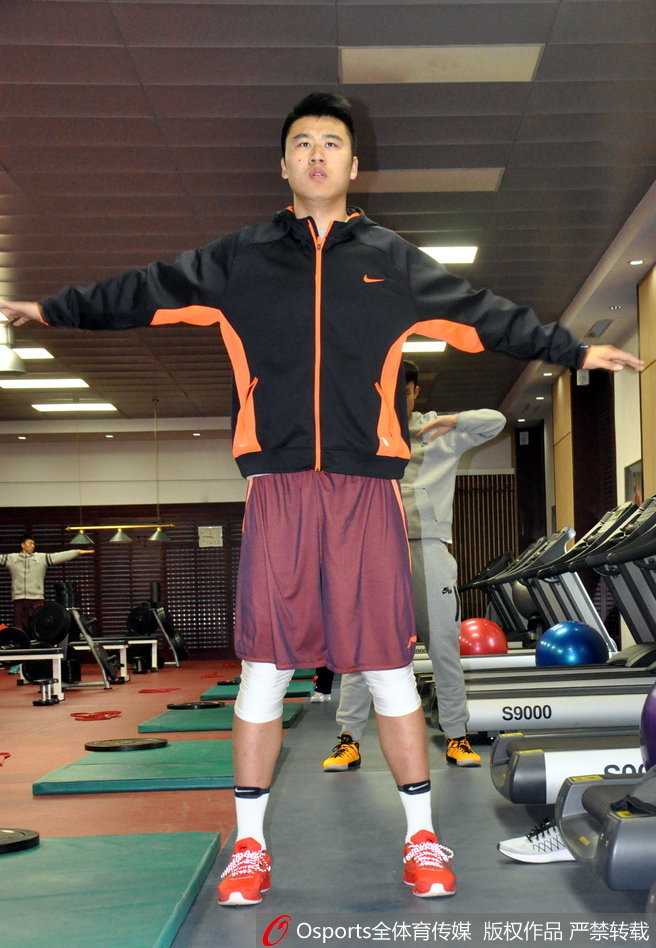 尽管汗水湿透了衣衫，科尔在腿举器械上依然一丝不苟，目光坚毅地望向远方，仿佛在审视着即将到来的对手。