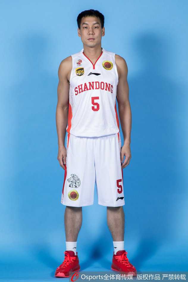 陶汉林在比赛中上演双手灌篮，力拔千钧，这位山东内线“小鲨鱼”用最直接的方式点燃了主场球迷的激情。