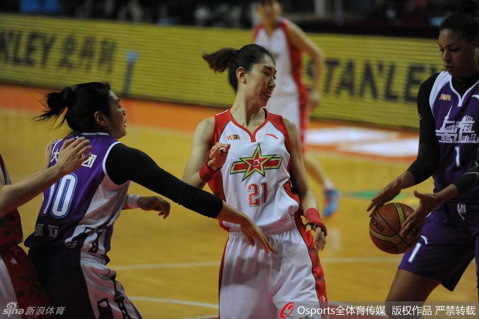 山西队主场球迷看台掀起人浪，橙色的助威服汇成一片沸腾的海洋，欢呼声仿佛要冲破体育馆的穹顶，为场上的每一次精彩进球而疯狂。