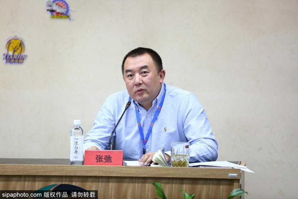 媒体通气会现场座无虚席，长枪短炮的镜头对准台上的发言人，闪光灯此起彼伏，记录着CBA公司成立后首次独立运营联赛的每一个重要瞬间。