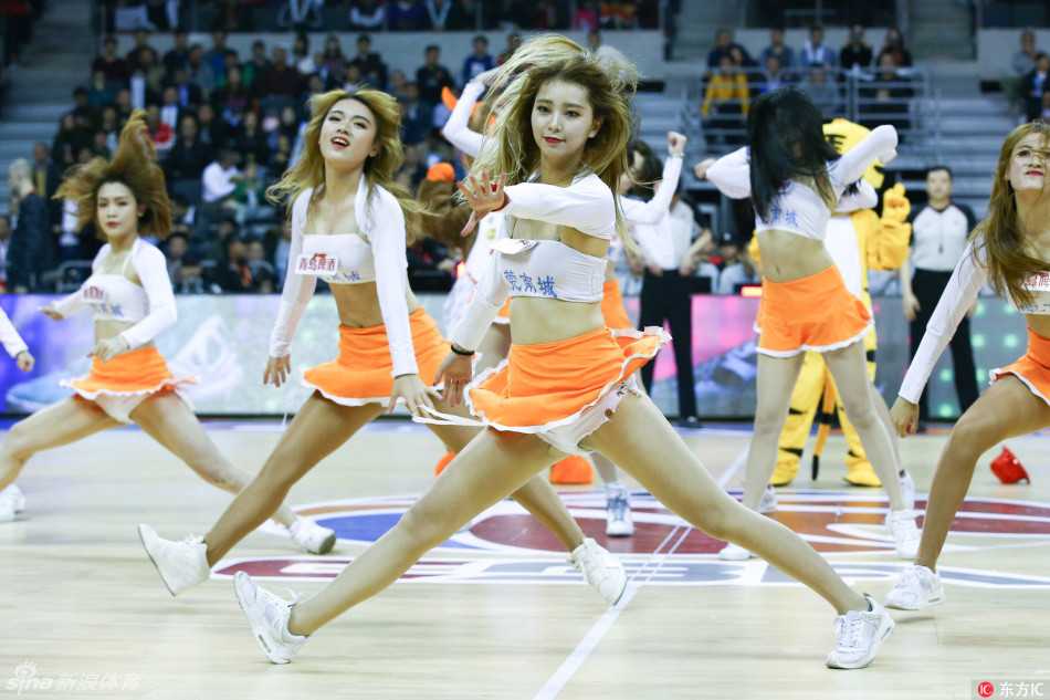 表演结束后，宝贝们在后台轻松合影，笑容灿烂如花，这一刻的欢声笑语是幕后无数汗水最好的回报。