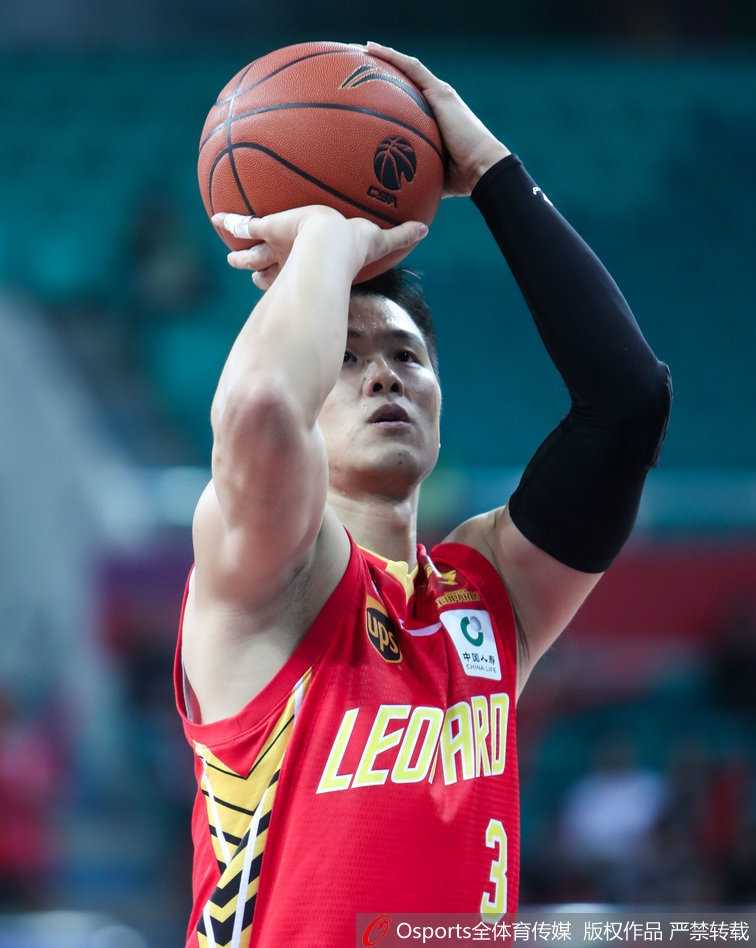 广州天河体育馆内座无虚席，冬至夜的寒冷挡不住球迷热情，全场观众起立为这场史诗级的同省德比加油助威