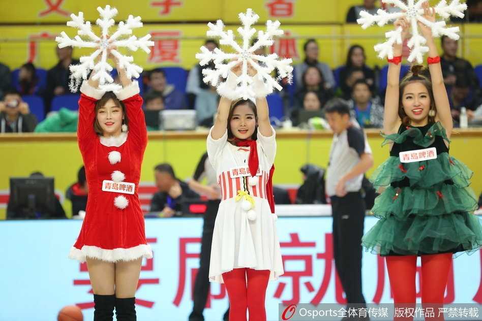 表演结束后，篮球宝贝们列队向观众致意，她们脸上洋溢着自信的微笑，红白相间的队服在球场灯光下显得格外鲜艳夺目。