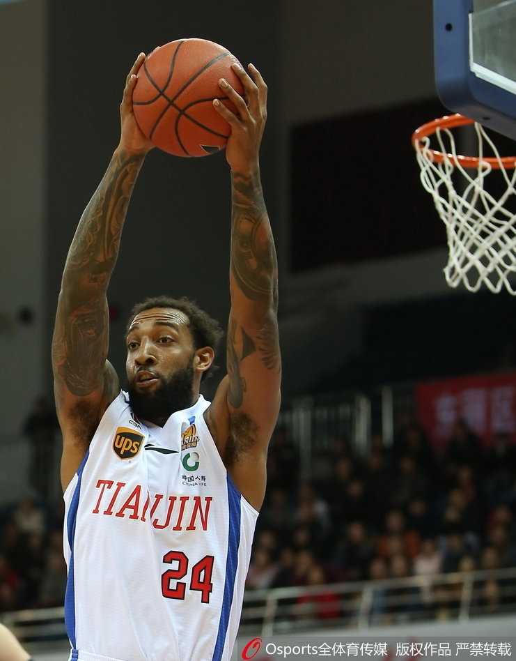 比赛结束后，天津队球员神情落寞地走下场，背后是深圳队球员庆祝胜利的背影