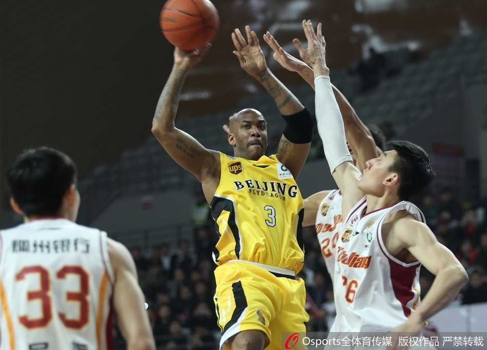 马布里在三人合围中强行突破，虽然已经年届四十，但突破的步伐依然迅捷如闪电。