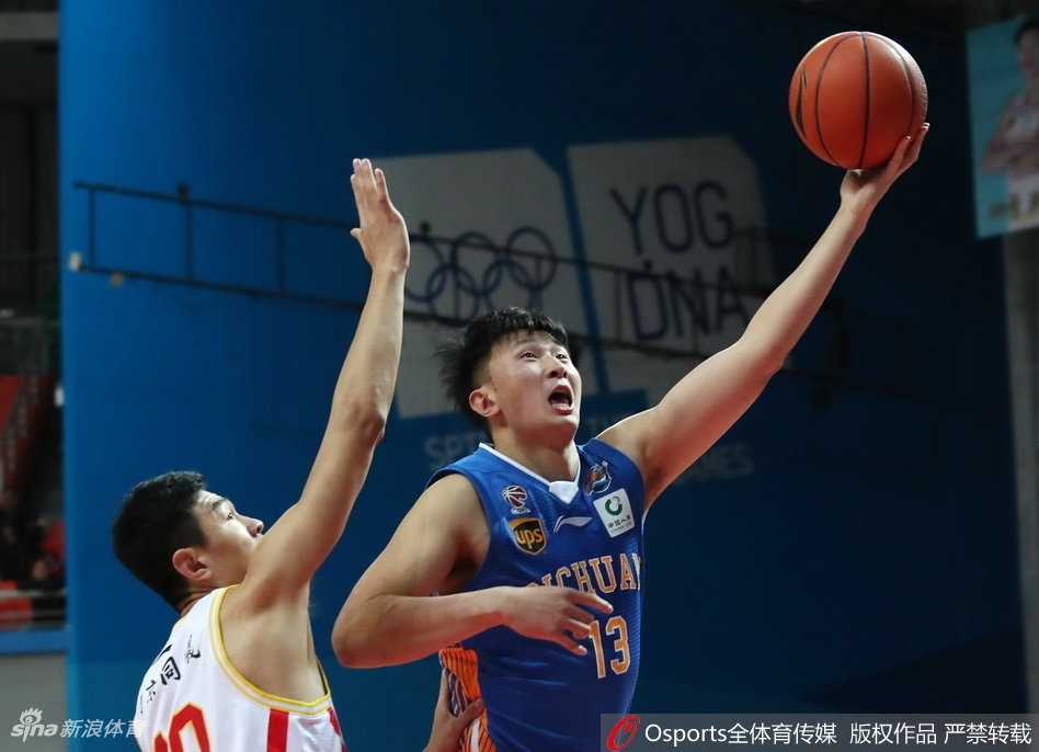 四川队外援富兰克林持球快速突破，同曦防守球员巴赫拉米全力贴防，场面紧张激烈