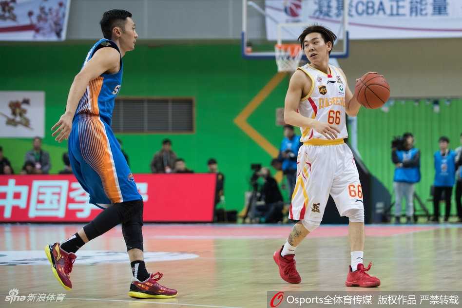 同曦小外援琼斯运球过半场，面对防守做出花哨的胯下运球动作，引得观众欢呼