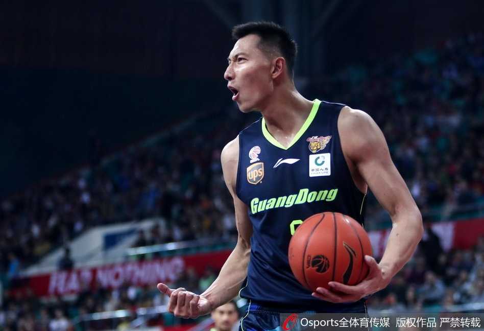 广东队小将胡明轩面对防守悍将寸步不让，他眼神坚毅，整个人贴地飞行与对手争夺球权，展现出了初生牛犊不怕虎的拼劲