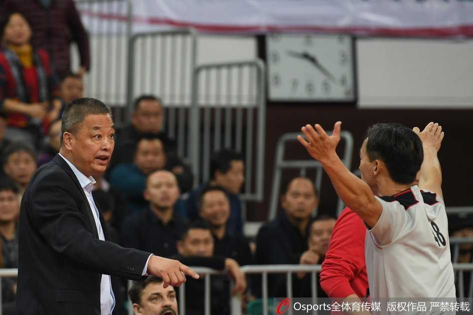 被驱逐后，陆智强无奈地走向球员通道，只留下一个落寞的背影。场边的摄像机记录下了这一刻，原本激烈的对抗和战术博弈，瞬间被这种充满争议的个人行为所取代，留下满场的喧嚣与讨论。