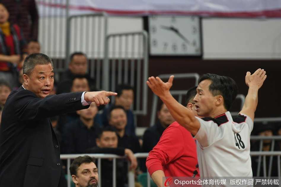 山西队外援斯科拉在内线翻江倒海，凭借梦幻般的脚步晃开新疆队的防守，轻巧地将球送入篮筐。这位阿根廷“钻石”用经验和技术主宰了比赛，全场轰下37分18篮板的大号两双，成为球队获胜的基石。