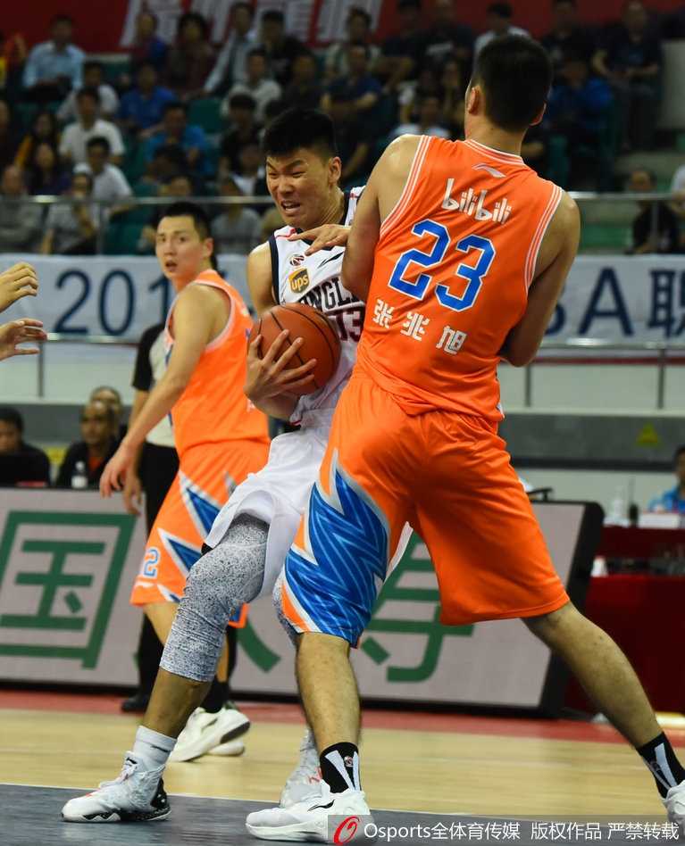 状元秀陈盈骏快速反击上篮得手，他灵动地穿梭于赛场，砍下13分，用青春风暴宣告了广州队未来的无限可能。