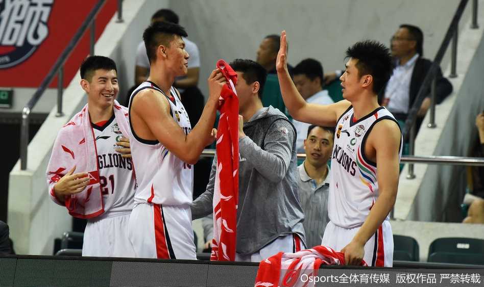 内线巨塔汉斯布鲁迎着防守强行上篮，他用坦克般的身体碾开对手，砍下26分并抓下15个篮板，彻底统治了禁区。