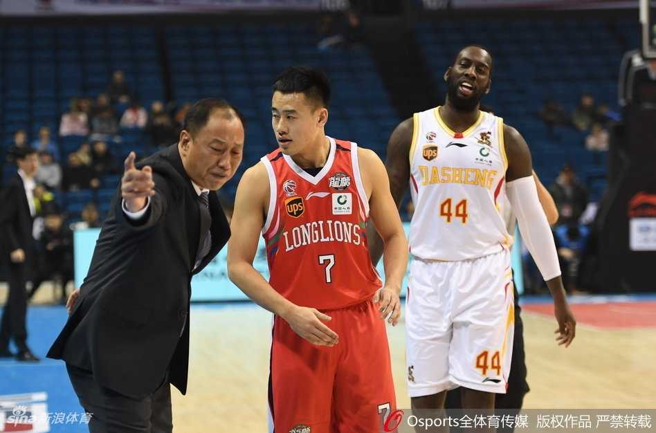 巴赫拉米与罗旭东在篮下死死卡位，肌肉碰撞的声音仿佛穿透了画面，两人眼神中透露出对胜利毫不掩饰的渴望。