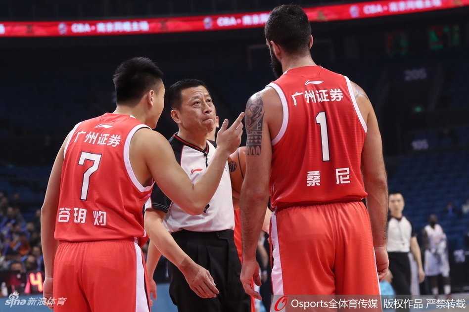 同曦外援帕戈在防守球员的严密包夹下，依然如蛟龙出海般强行突破，篮球在他手中仿佛充满了不屈的斗志。