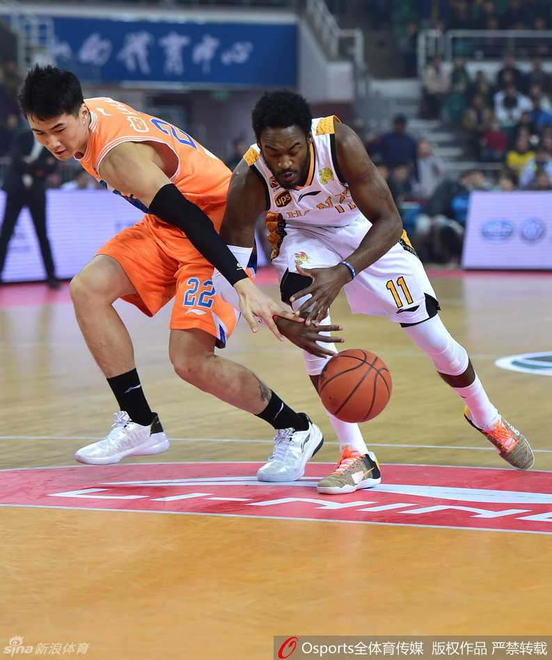 上海大鲨鱼外援洛夫顿在山西汾酒内线群中高高跃起，以一记势大力沉的双手灌筐终结进攻，仿佛要撕裂篮筐的怒火。