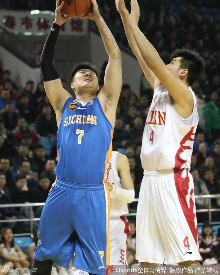 广州龙狮后卫压低重心，一个箭步过掉八一富邦的防守人，如尖刀般直插心脏地带，眼神中透露出不可阻挡的决心。