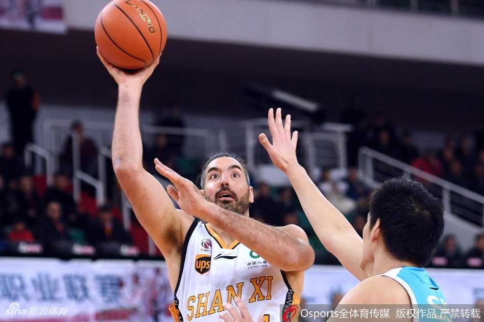 陈林坚在失去平衡的情况下，依然在空中调整出手，皮球划过一道完美弧线空心入网，这是他全场火热手感的最佳写照。