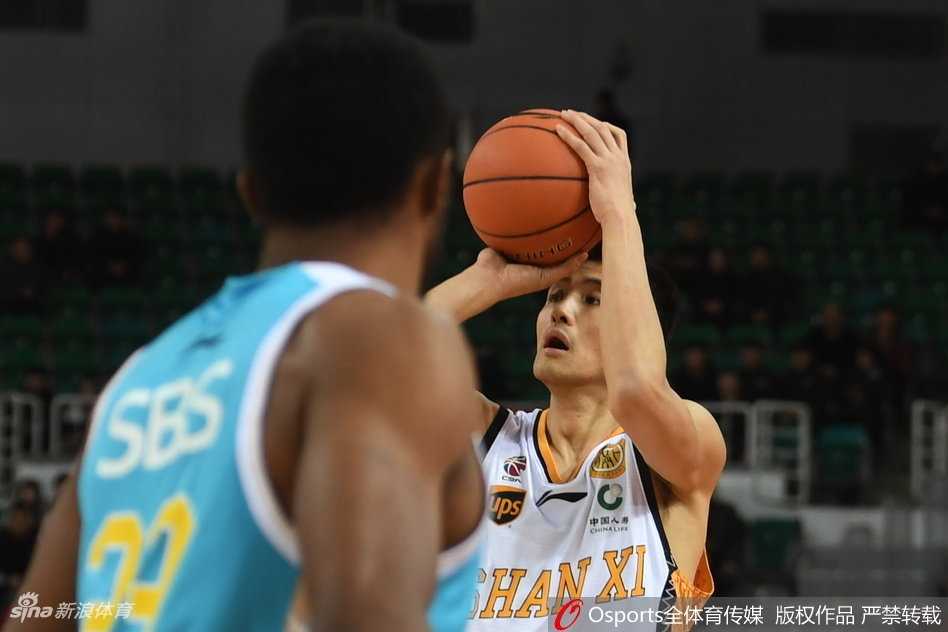 老将斯科拉在福建队内线群中高高跃起，以一记巧妙的勾手完成得分，眼神中透露出不可动摇的坚定与杀气。