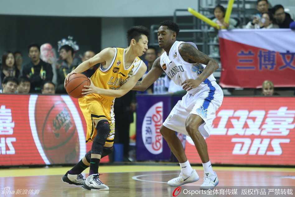 四川金强老将刘炜运球推进，面对山西双人包夹毫不畏惧，用经验卡住身位，眼神中透露出久经沙场的沉稳与杀气。