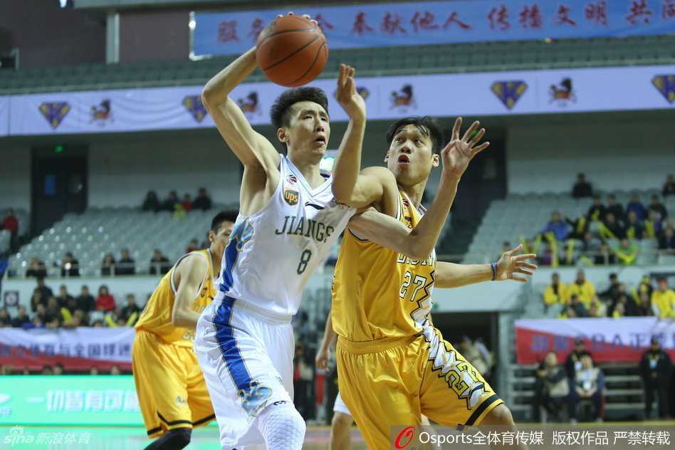 深圳新世纪球员高高跃起，以一记势大力沉的单手暴扣终结进攻，天津荣钢防守者只能仰望，整个球馆被这记暴扣彻底点燃。