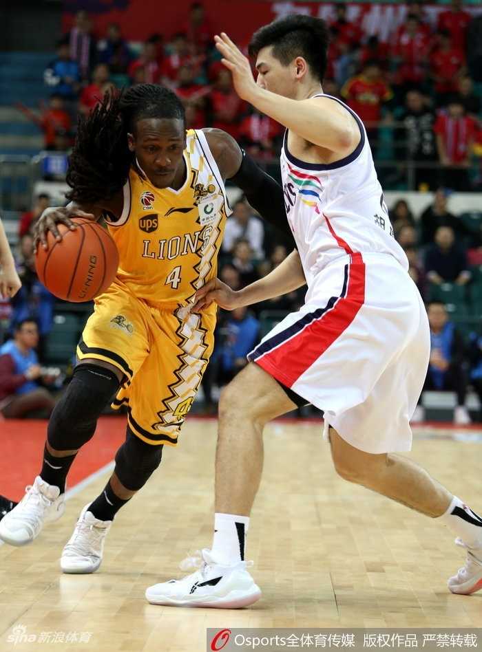 广厦核心福特森在三人围堵中强行突破，他灵巧的身影如闪电般撕开广州防线，用一记不可思议的抛投改写比分