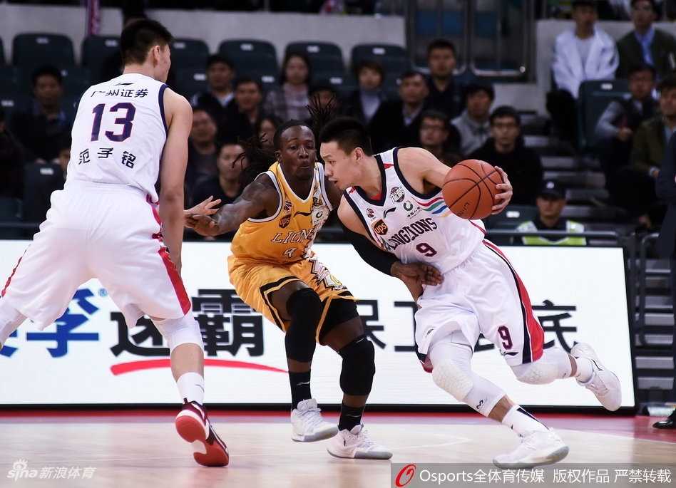 广州队汉斯布鲁在篮下以一敌二强起暴扣，肌肉碰撞的瞬间迸发出最强硬的姿态，即便面对双人包夹也无可阻挡