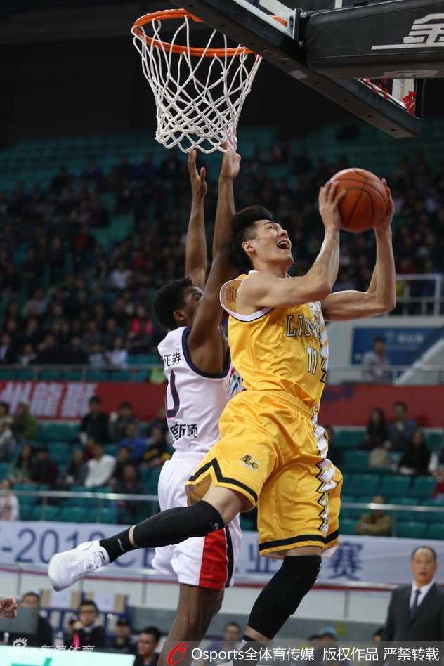 广厦队胡金秋在长人林中高高跃起，用一双长臂稳稳摘下前场篮板，他坚毅的表情下是对胜利最直接的渴望
