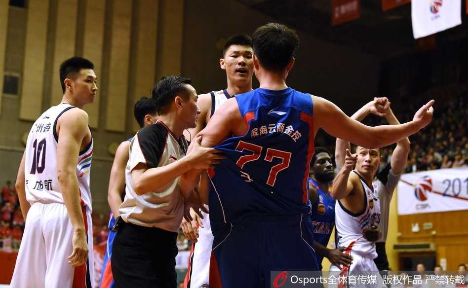 双方球员瞬间缠斗在一起，广州队与天津队多名队员在篮下互相推搡，场面一度失控，裁判和队友急忙上前试图将情绪激动的双方分开。