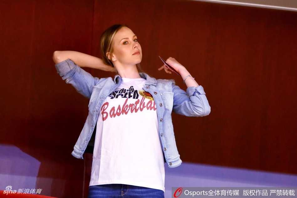 比赛进入白热化阶段，莫泰妻子双手轻轻交叠，眼神中透露出坚定与信任，仿佛在用无声的语言支持着爱人。