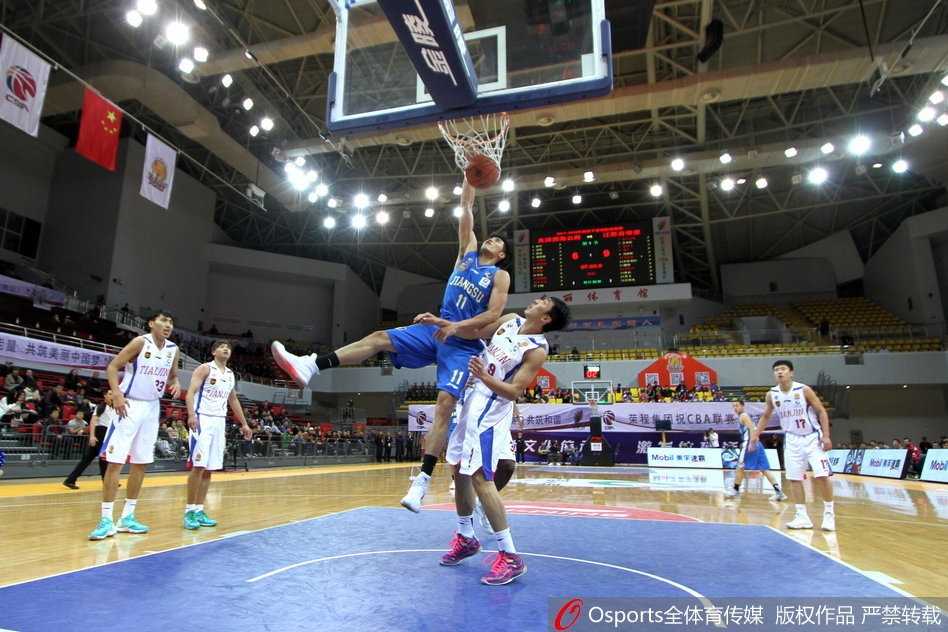 江苏队外援马尚·布鲁克斯在天津队三人包夹防守下，依然闲庭信步般跳起传球，眼神中透露着杀手的冷静与自信。