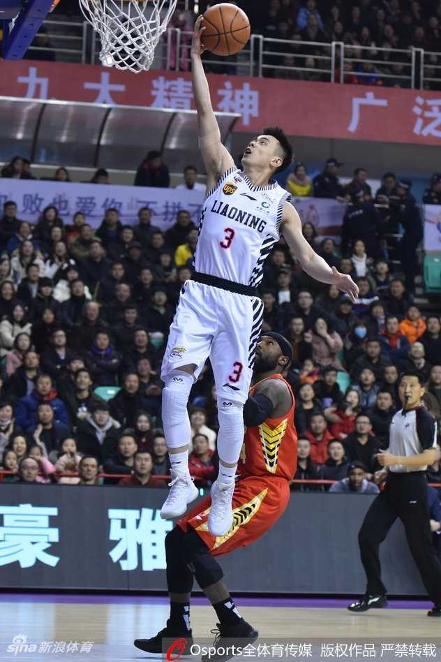 哈德森在深圳队外援的紧逼防守下，自信出手，皮球在空中划出一道完美的弧线直坠网心。