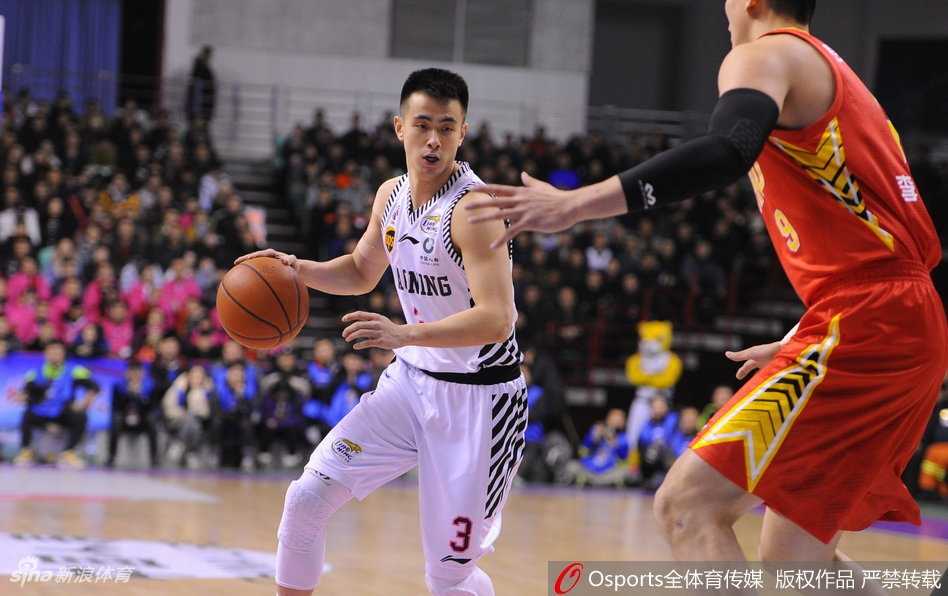 郭艾伦如闪电般快速突破，穿越深圳队的层层防线，以一记不看人妙传助攻队友轻松得分。